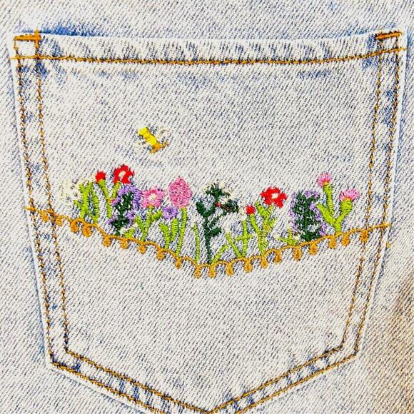 Embroidered Summer Garden Bumble Bee Boho Cutoff Denim Shorts Women Size 7 - Picture 2 of 5